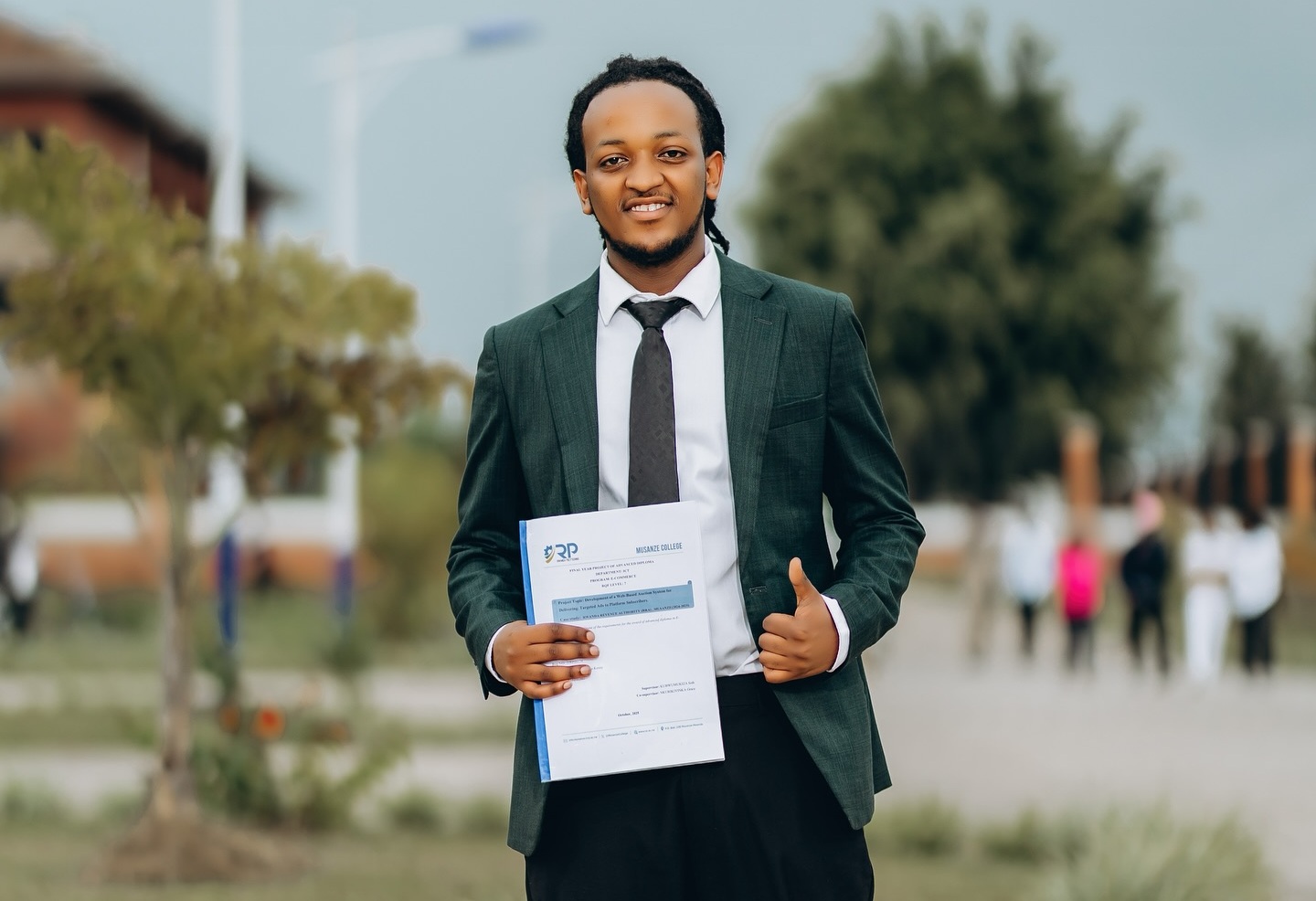 Amashimwe y’umunyarwenya Muhinde washoje kaminuza