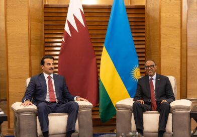 Umwami wa Qatar yageze i Kigali yakirwa na Perezida Kagame