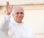 Papa Léon XIV yikomye Trump bikomeye ku migambi ye y’abimukira