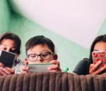 Konti z’imbuga nkoranyambaga ku bana bo munsi y’imyaka 16 zigiye gufungwa