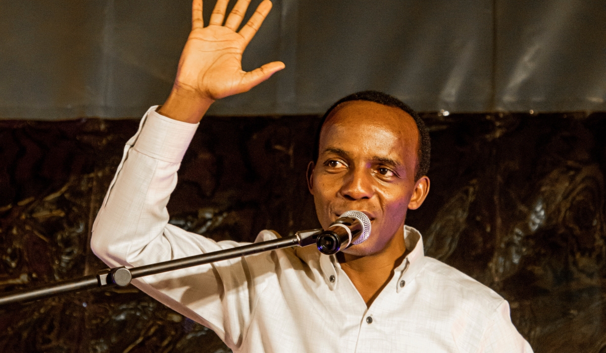Biratangaje! Ibisabwa kuri Alexis Dusabe ngo aririmbire mu kabari kabone nubwo batamwishyura