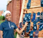 Atitaye ku bamuca intege ko atazabona umugabo, atunzwe no gukora inkweto