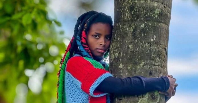 Kenya: Yaciye agahigo ku isi ko kumara amasaha 72 ahobeye igiti