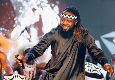 Jules Sentore yasazwe n’ibyishimo ahuye na mama we nyuma y’imyaka 13