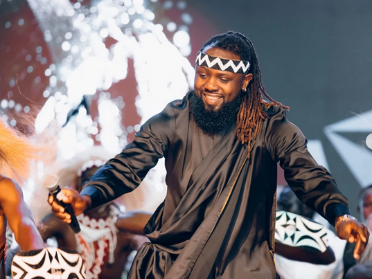 Jules Sentore yasazwe n’ibyishimo ahuye na mama we nyuma y’imyaka 13