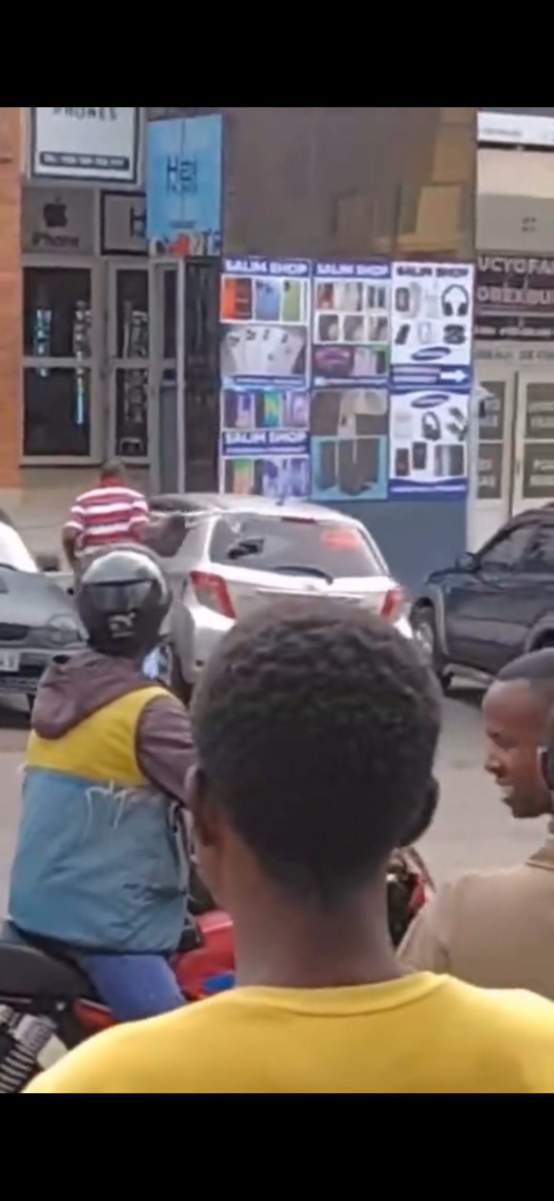 Icyo Polisi ivuga ku mugabo wagaragaye atemagura imodoka i Kigali
