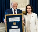 Umunya-Venezuela wegukanye igihembo cy’amahoro cyitiriwe Nobel, yamurikiye Trump umudari we