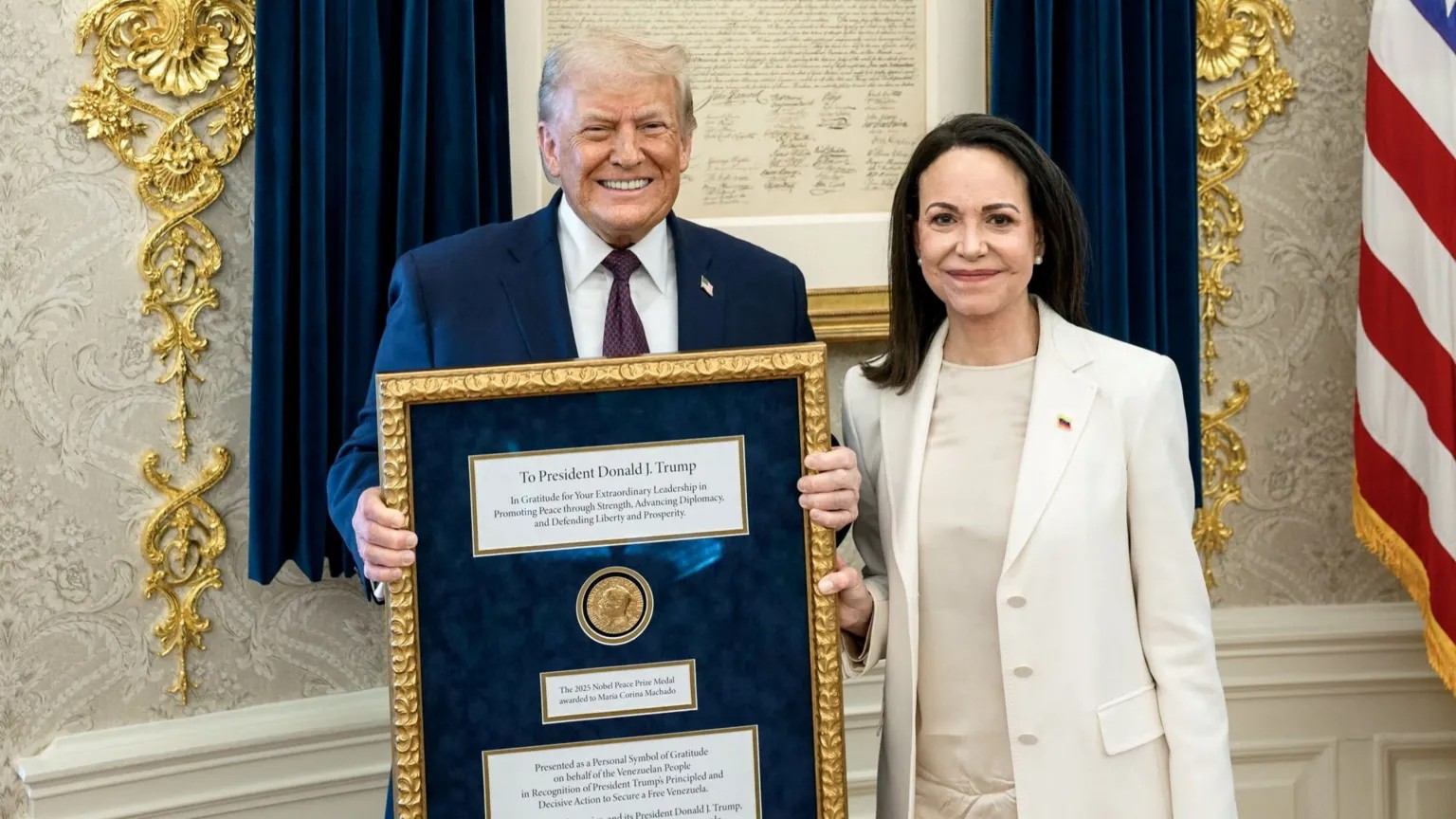 Umunya-Venezuela wegukanye igihembo cy’amahoro cyitiriwe Nobel, yamurikiye Trump umudari we