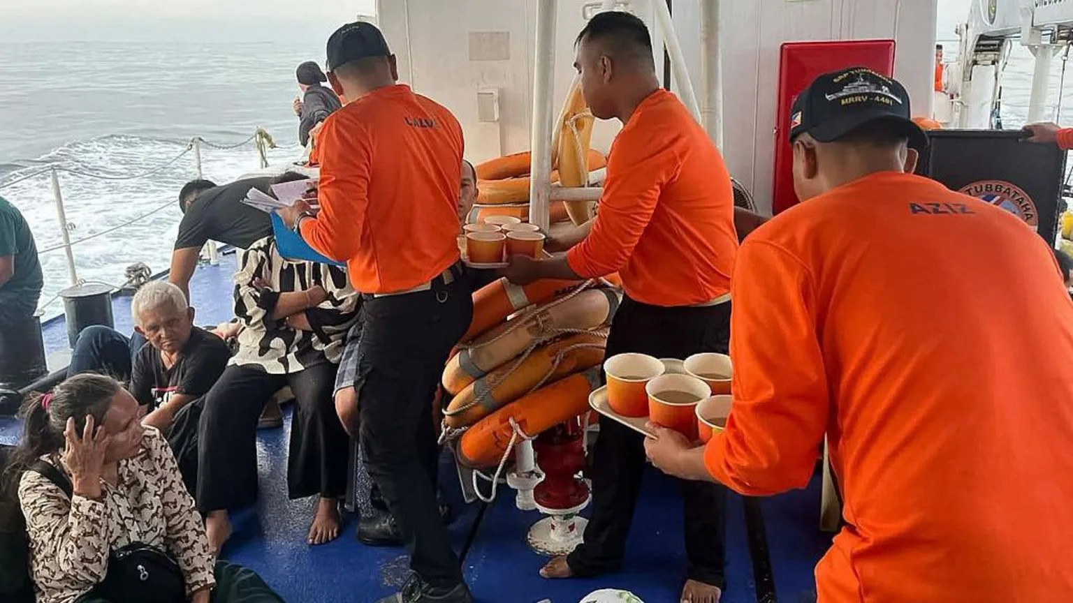Abantu 15 bapfuye nyuma y’uko ubwato bwo muri Filipine butwaye abagenzi 350 burohamye