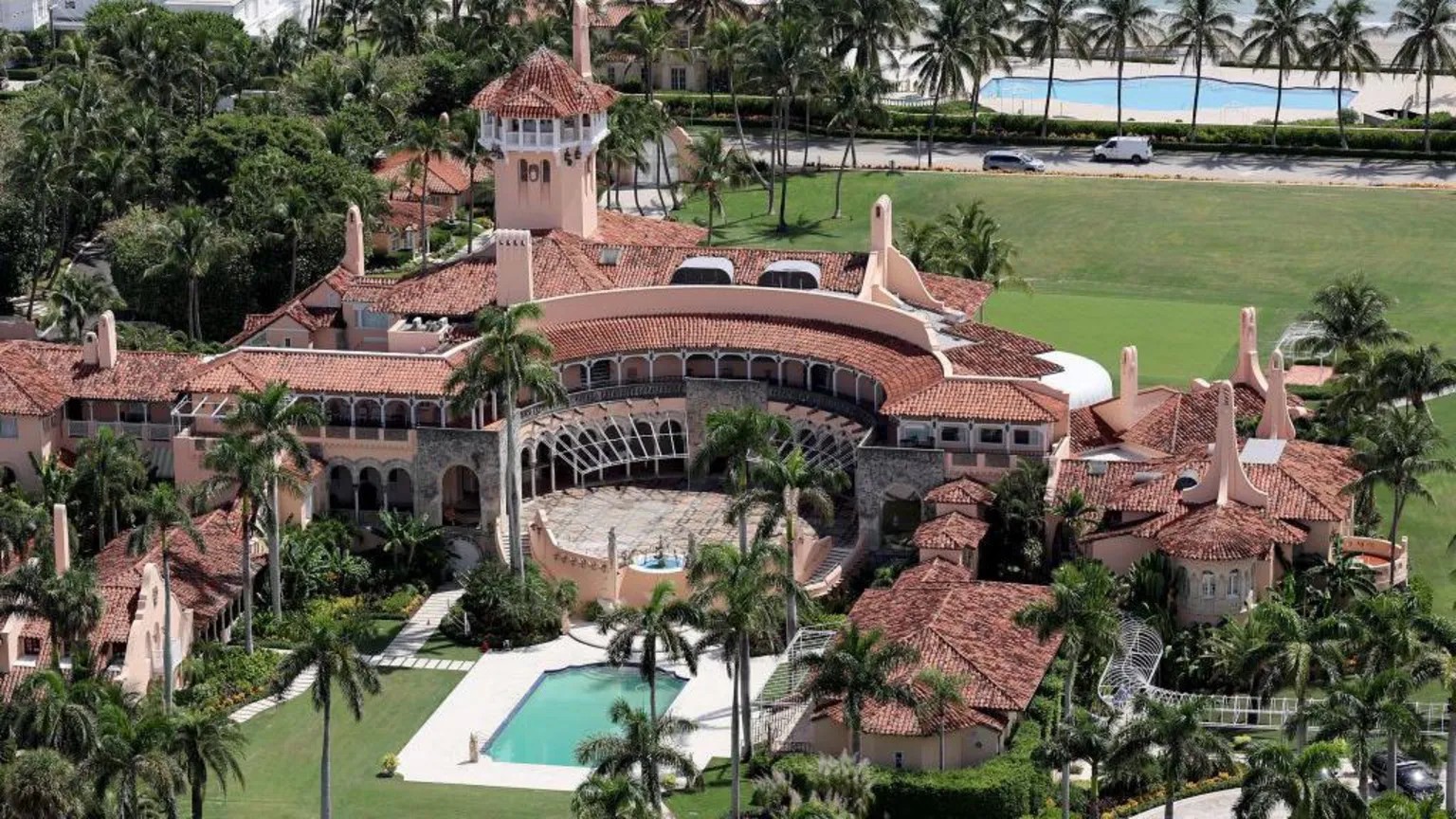Umugabo witwaje intwaro yishwe amaze kwinjira mu gace karinzwe cyane k’urugo rwa Donald Trump