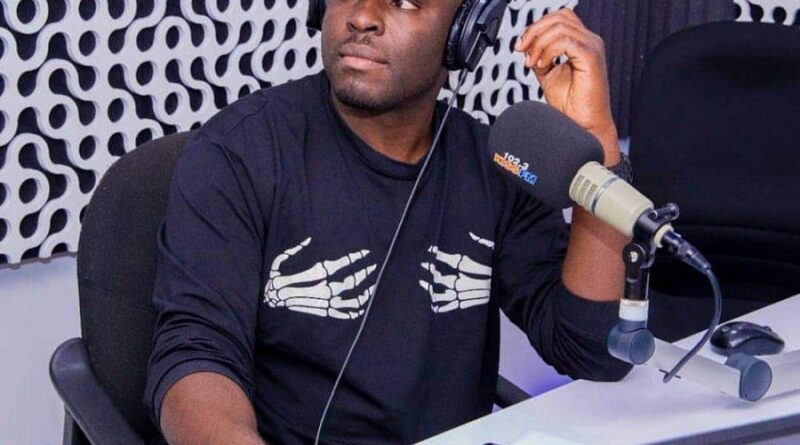 Uncle Austin yasezeye kuri KISS FM asoza urugendo rw’imyaka 26 ku mirongo ya radiyo