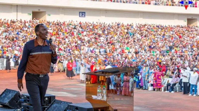 Byinshi utazi kuri Chris Ndikumana uzwi nka ‘Kanguka’ watangiye asengera abantu bagakira akoresheje interineti