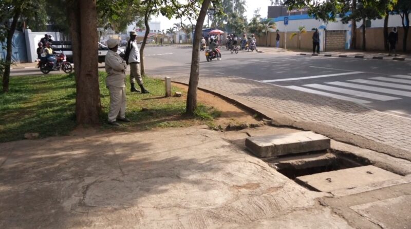 Abajura bamaze iminsi itatu bihishe muri ruhurura, umwe yishwe n’inzara avamo yaka amazi yo kunywa