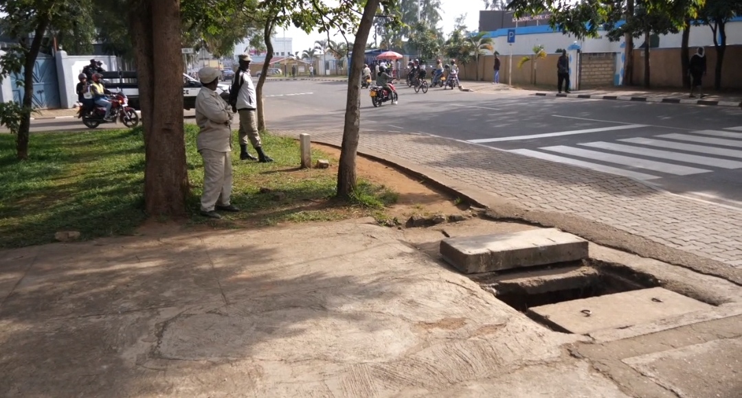 Abajura bamaze iminsi itatu bihishe muri ruhurura, umwe yishwe n’inzara avamo yaka amazi yo kunywa