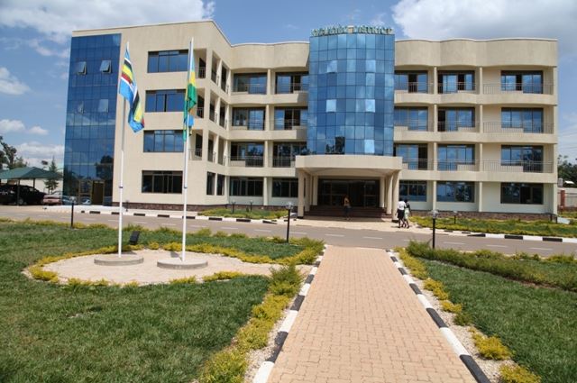 Kigali: Amayobera ku rupfu rw’umugabo wapfuye apfukamye acigatiye ihaho