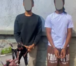 Musanze: Polisi yafunze abasore babiri bagaragaye bakubitira umukobwa mu muhanda