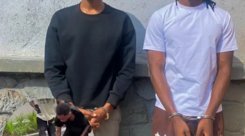 Musanze: Polisi yafunze abasore babiri bagaragaye bakubitira umukobwa mu muhanda