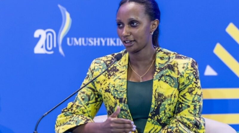 “Dukorera Leta itaduhemba” – Scovia Mutesi imbere y’abadpite avugira itangazamakuru