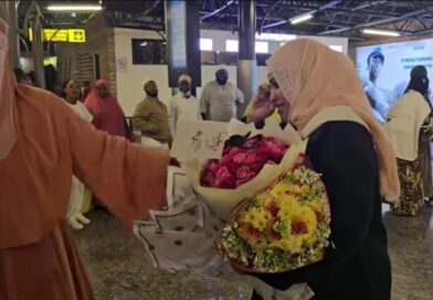 Mutoni Assia yagarutse mu Rwanda yakirwa n’umubyeyi we (Amafoto)