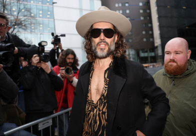 Ubwongereza: Urubanza rw’umunyarwenya w’icyamamare, ushinjwa ibirimo gufata ku ngufu, rwasubitswe