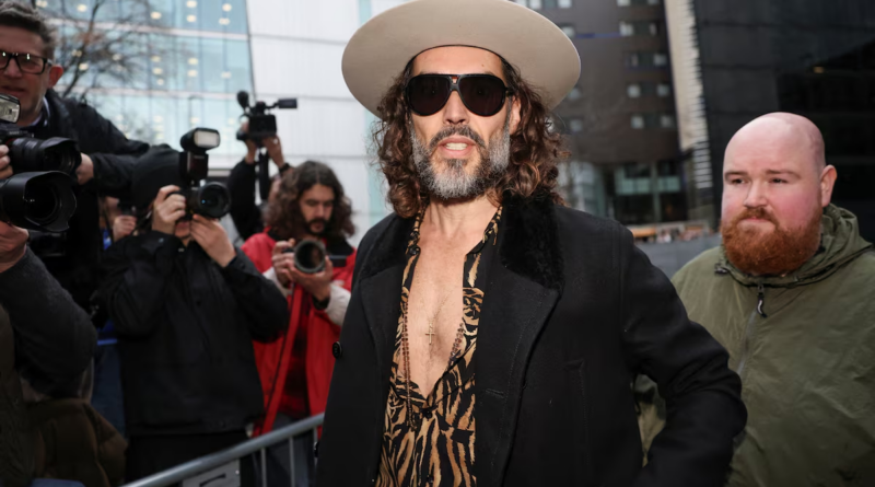 Ubwongereza: Urubanza rw’umunyarwenya w’icyamamare, ushinjwa ibirimo gufata ku ngufu, rwasubitswe