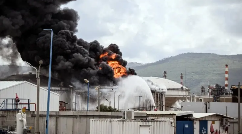 Iran yatwitse uruganda rw’ibikomoka kuri peteroli rwa Israel