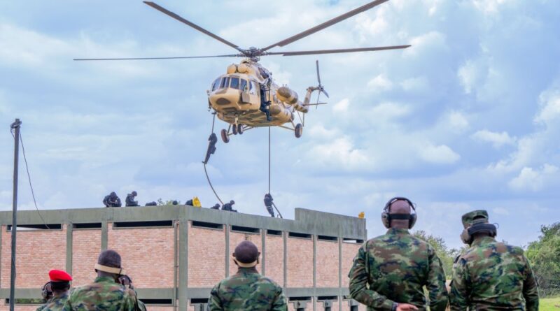 Abakomando ba RDF basoje imyitozo yihariye bari bamazemo ibyumweru 22 (Amafoto)