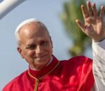 Papa yireguye ku magambo yavuze kuri Trump