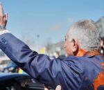 Igikomangoma cy’Ubwami bwa Iran, cyasutsweho ibintu bitukura i Berlin nyuma yo kunenga agahenge k’imirwano.