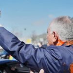 Igikomangoma cy’Ubwami bwa Iran, cyasutsweho ibintu bitukura i Berlin nyuma yo kunenga agahenge k’imirwano.