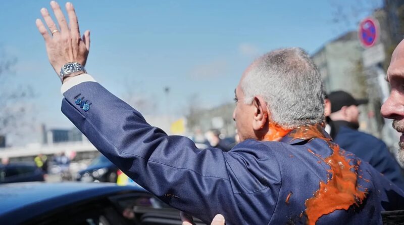 Igikomangoma cy’Ubwami bwa Iran, cyasutsweho ibintu bitukura i Berlin nyuma yo kunenga agahenge k’imirwano.