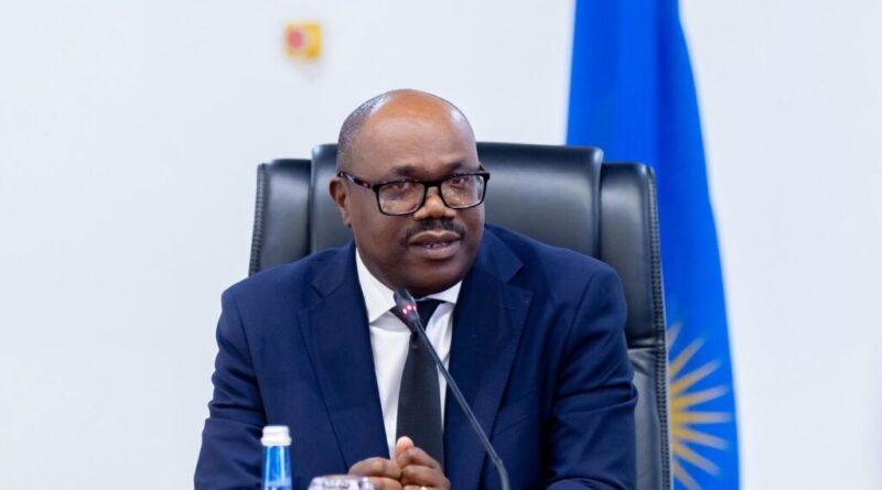 Minisitiri w’Intebe Nsengiyumva yasabye abacuruzi kudahenda abaturage bitwaje izamuka ry’ibiciro ku isoko mpuzamahanga