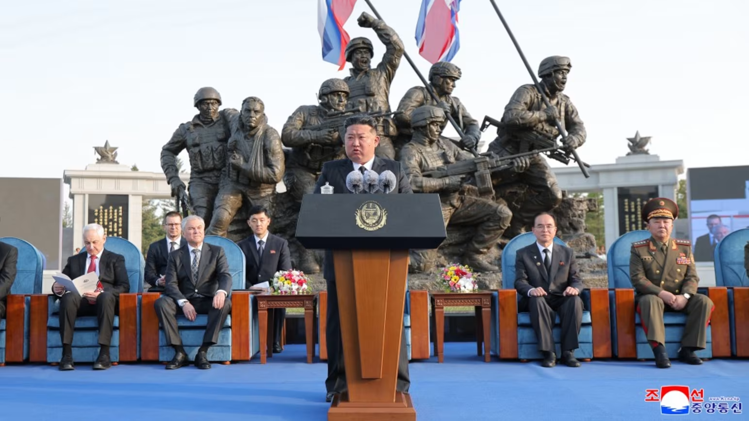Kim Jong Un yashimye abasirikare biyahura aho gufatwa mpiri ku rugamba