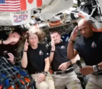 Abari baragiye mu isanzure kuzenguruka ukwezi, ubu bari kugaruka ku isi