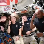 Abari baragiye mu isanzure kuzenguruka ukwezi, ubu bari kugaruka ku isi