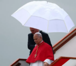 Papa yiyemeje kwamagana intambara nyuma yo guterwa amagambo na Donald Trump