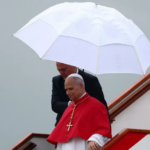 Papa yiyemeje kwamagana intambara nyuma yo guterwa amagambo na Donald Trump