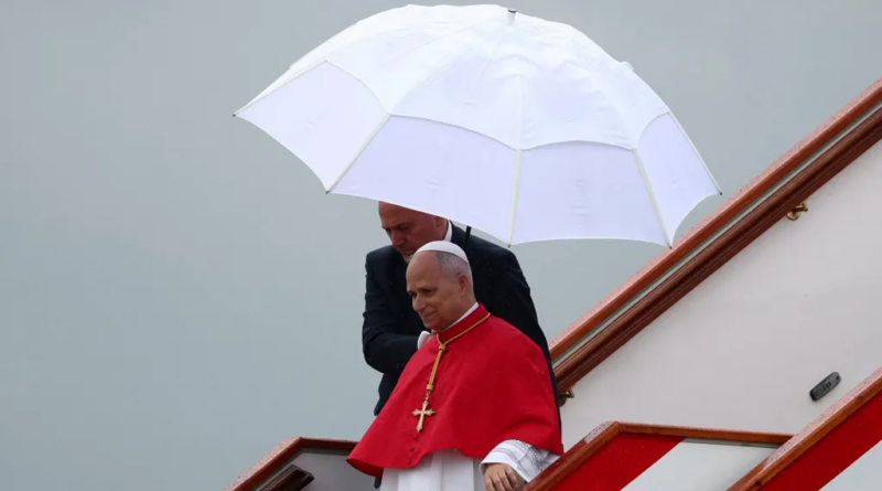 Papa yiyemeje kwamagana intambara nyuma yo guterwa amagambo na Donald Trump