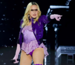 Madonna yashyizeho igihembo ku muntu uzamubonera imyenda ye idasanzwe yaburiye mu gitaramo