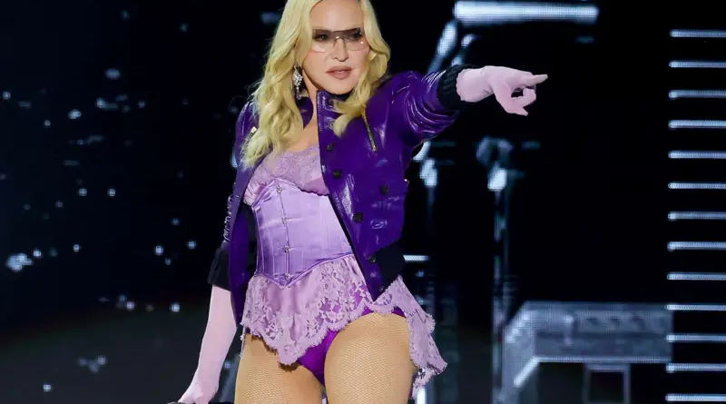 Madonna yashyizeho igihembo ku muntu uzamubonera imyenda ye idasanzwe yaburiye mu gitaramo