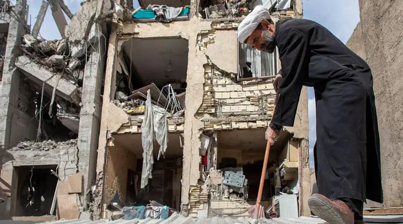 Iran yaburiye Amerika na Israel ibiteguza ibitero ‘bishwanyaguza’ kandi ‘binini cyane’