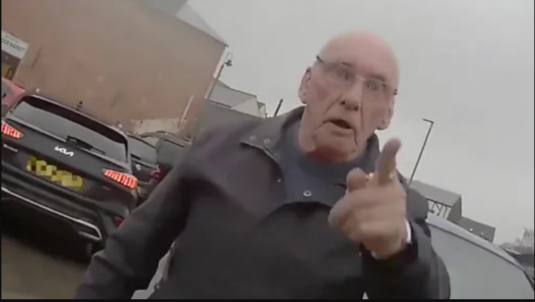 Umusaza w’imyaka 77 wakubitaguye inshyi umupolisi wo mu Bwongereza yahanwe