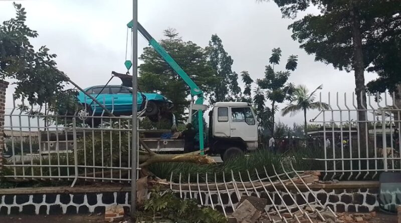 Musanze:Umushoferi yataye umuhanda agonga urupangu rw’Akarere