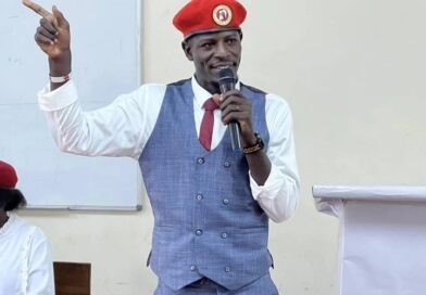 Uganda: Umwe mu banyarwenya bakomeye yarahiye kutazigera ataramira Museveni cyangwa Muhoozi