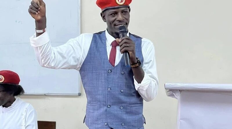 Uganda: Umwe mu banyarwenya bakomeye yarahiye kutazigera ataramira Museveni cyangwa Muhoozi