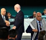 Infantino yagerageje guhuza abayobozi b’umupira w’amaguru ba Israel na Palestine birangira nabi