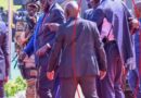 Umurinzi wa Perezida Salva Kiir yaciriweho ikoti ubwo yari amuherekeje mu irahira rya Museveni