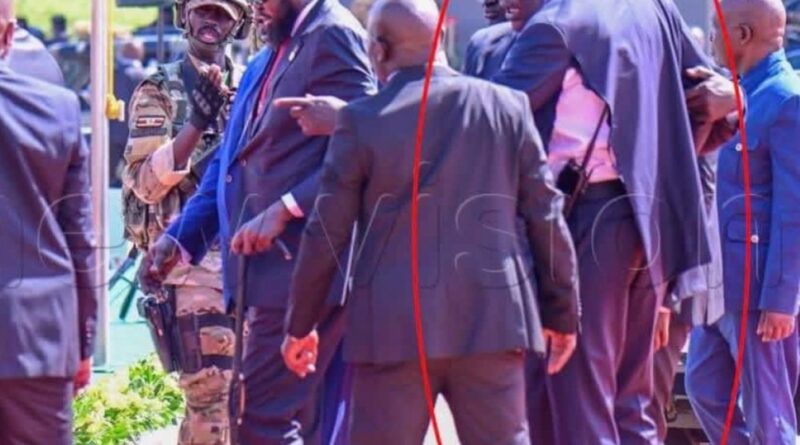 Umurinzi wa Perezida Salva Kiir yaciriweho ikoti ubwo yari amuherekeje mu irahira rya Museveni