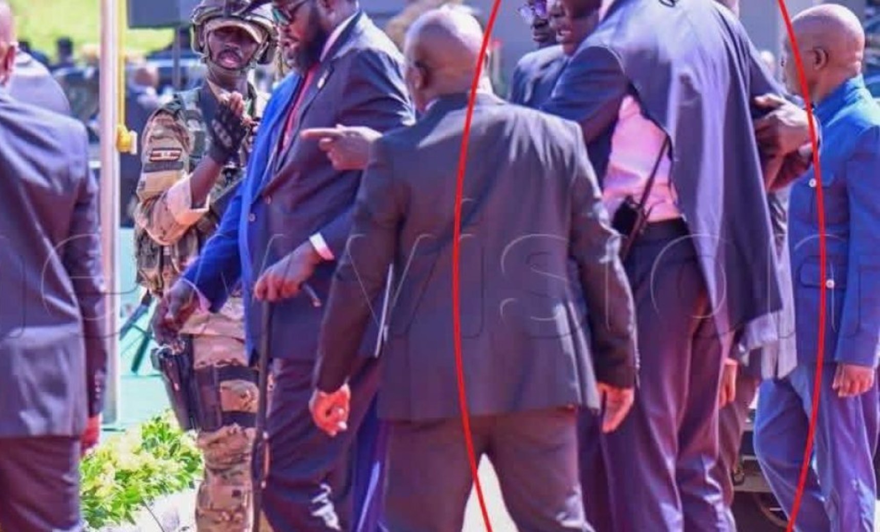 Umurinzi wa Perezida Salva Kiir yaciriweho ikoti ubwo yari amuherekeje mu irahira rya Museveni