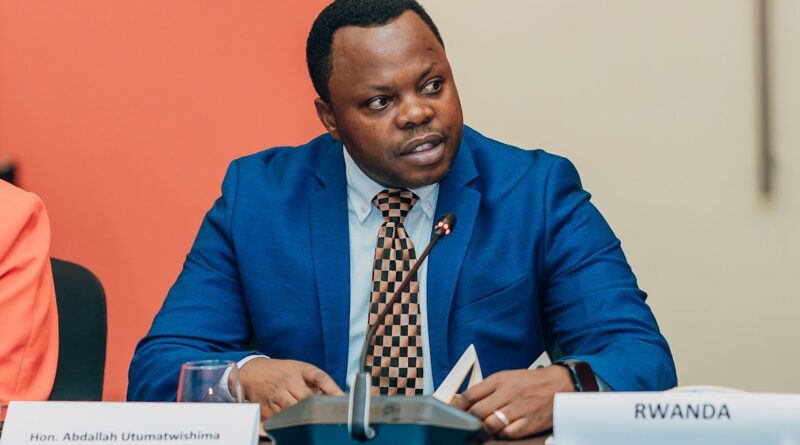 “Ni ubugegera” Minisitiri Utumatwishima yanenze urubyiruko rwiyandarika kuri TikTok kugira ngo baruhe amafaranga